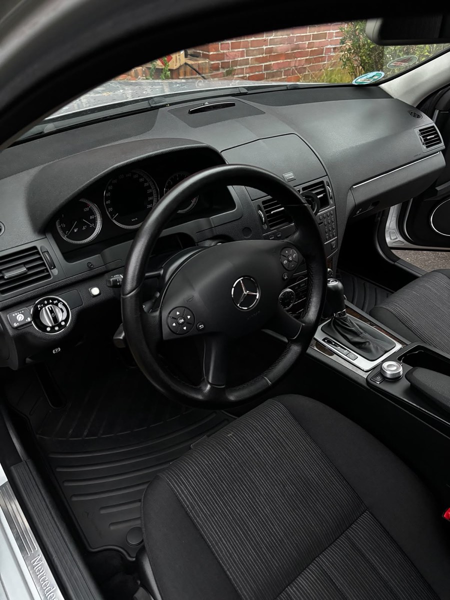Frisch aufbereitetes Cockpit eines Mercedes: Lenkrad, Armaturen und Sitze blitzsauber